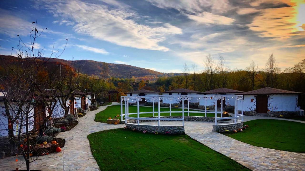 Satul Cu Flori Hotell Buzău Exteriör bild