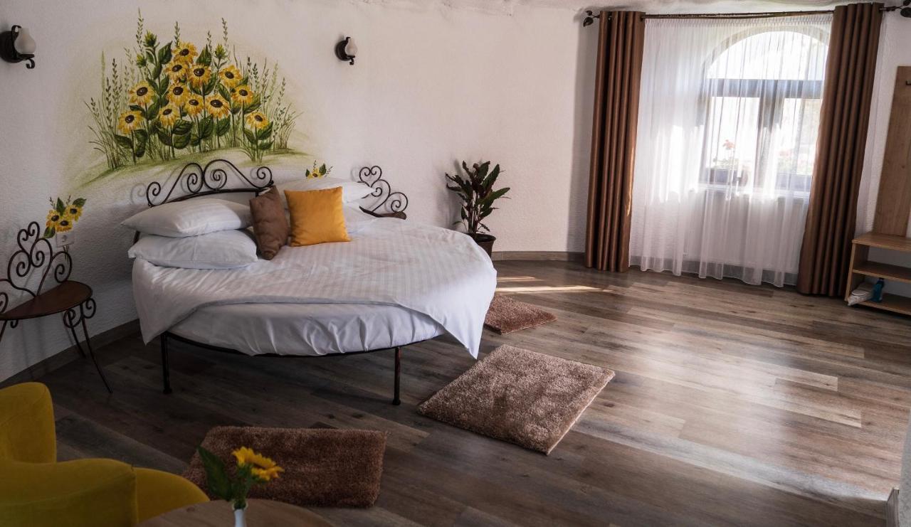 Satul Cu Flori Hotell Buzău Exteriör bild